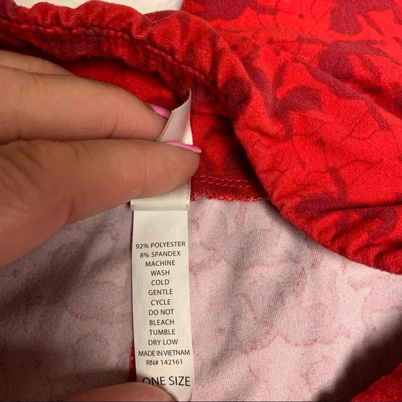 LuLaRoe Cupid patterned one size leggings red - Picture 4 of 8